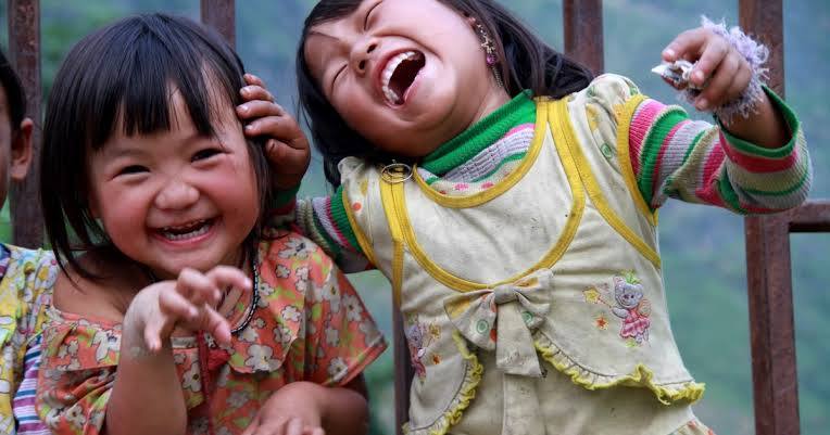 Hai em nhỏ cười đùa vui vẻ tại điểm trường vùng cao